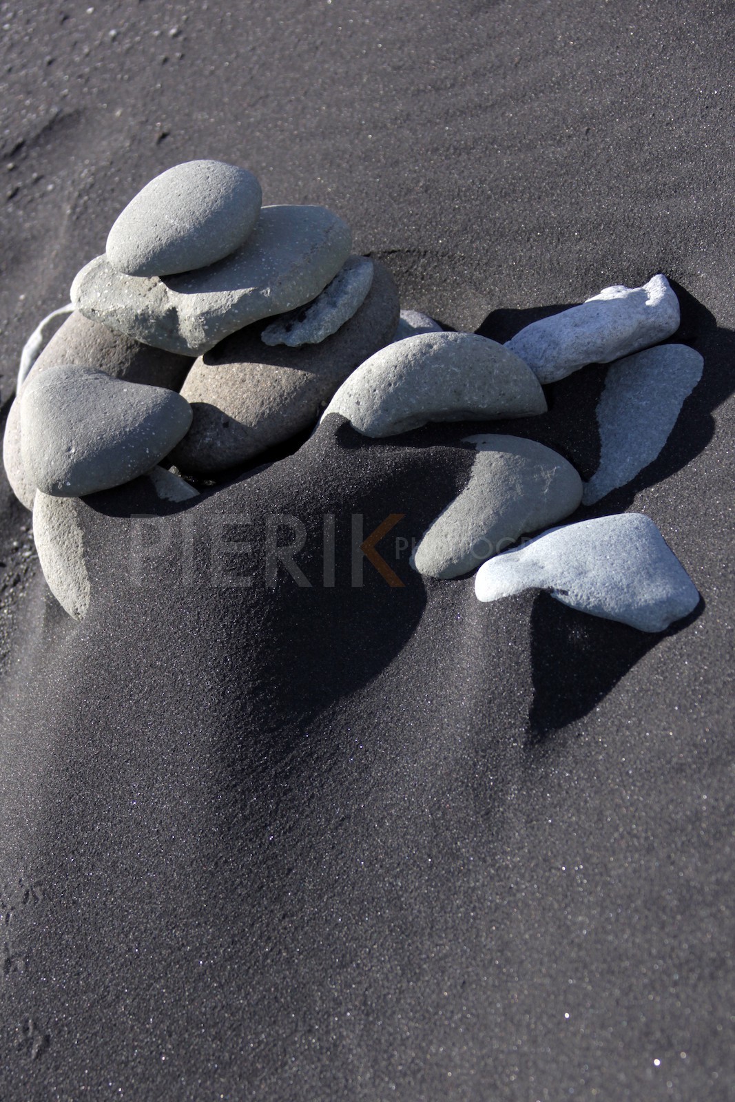 Galets sur une plage vers Jökulsárlón